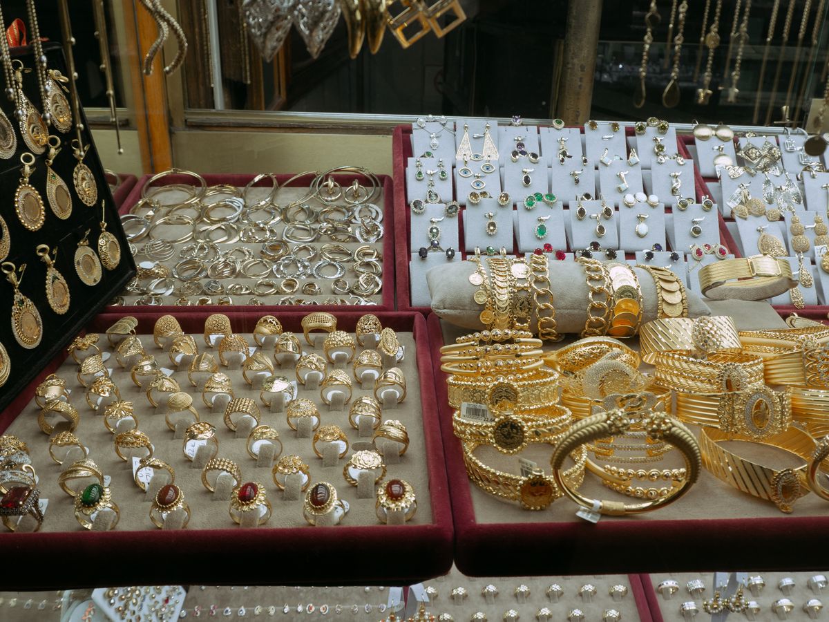 Illustration representing a gold buying checklist
