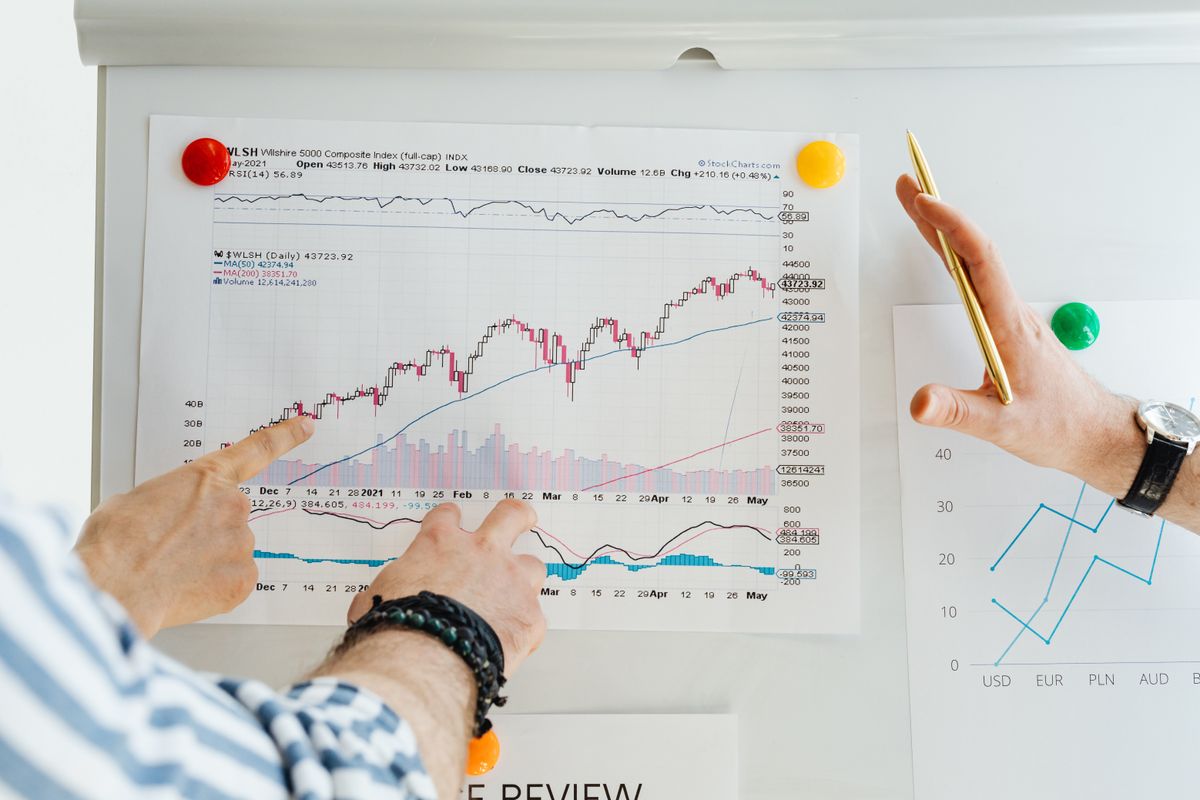 Illustration representing current gold industry trends
